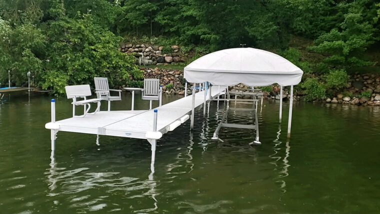 Horizontal back Chairs and Table on Voyager Dock